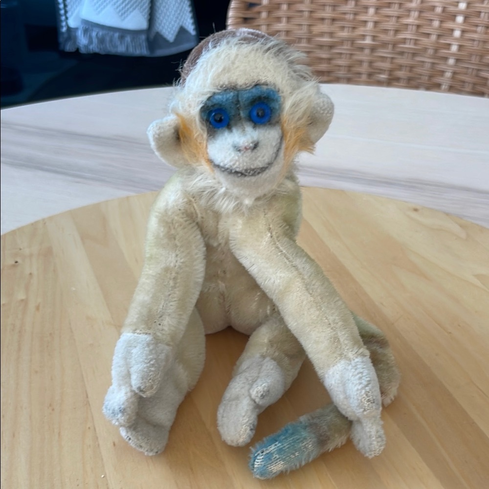 Vintage sitting mohair monkey Steiff. No tag or button.